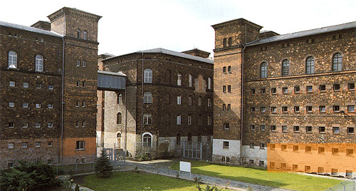 Image: Halle, 1998, Exercise yard with a view onto the central building and cell blocks A and B, Sammlung Gedenkstätte ROTER OCHSE Halle (Saale)