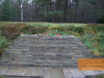 Image:  Lohheide, 2007, Mass grave on the memorial premises, Ronnie Golz