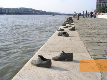 Image: Budapest, 2005, Shoes on the Danube Promenade, Stiftung Denkmal, Diana Fisch