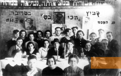 Image: Šeduva, 1935, Kibbutz »HaKovesh« celebrating Passover, Yad Vashem