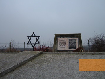 Image: Near Târgu Frumos, 2006, Memorial sign at the mass grave, Stiftung Denkmal, Roland Ibold