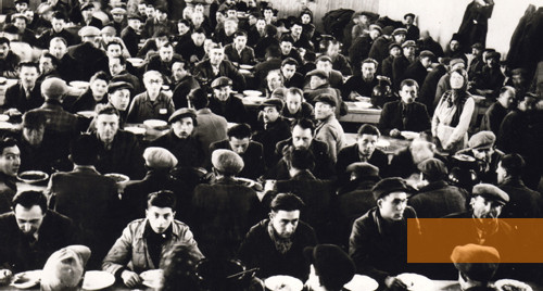 Image: Nováky, 1942/1943, Jewish forced labourers during a meal, Múzeum SNP