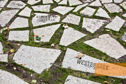 Bild:Berlin, 2012, Namen von Konzentrationslagern auf Steinen, die den Brunnen umgeben, Stiftung Denkmal, Marko Priske
