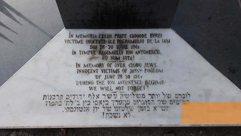 Image: Iaşi, 2019, Inscription on the memorial's pedestal, Stiftung Denkmal