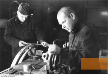 Image: Peenemünde, o.D., Forced labourers from the Soviet Union, Bundesarchiv, RH8II Bild-B0270-43 BSM