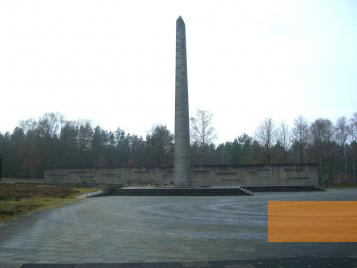 Image: Lohheide, 2007, Obelisk from 1947, Ronnie Golz