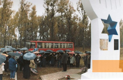 Image: Lubny, 2004, Memorial service at the Holocaust memorial in Lubny, Jewish community Lubny