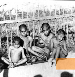 Image: Hodonin, about 1943, Children in the »Hodonin Gypsy camp«, Archiv Muzea romské kultury