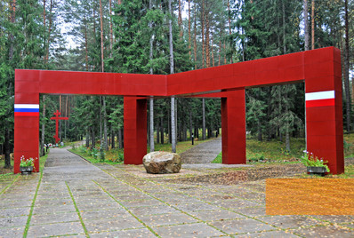 Image: Katyn, 2009, Entrance marking the way to the execution sites, Dennis Jarvis
