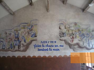 Image: Les Milles, 2008, Wall painting with a quote by marshal Pétain: »Help me – Make a chain by taking hold of my hand«, Stiftung Denkmal