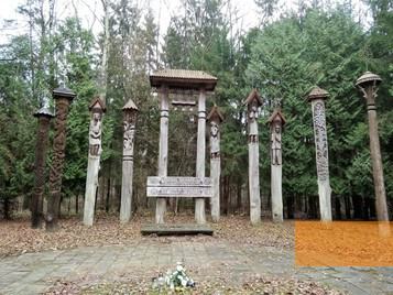 Image: Forest near Staniūnai (Kaizerlingas), 2018, Since 1979 wooden sculptures commemorate the victims of the mass shooting of July 21, 1941, Panevėžio apskrities Gabrielės Petkevičaitės-Bitės viešoji Biblioteka, A. Veličkienė