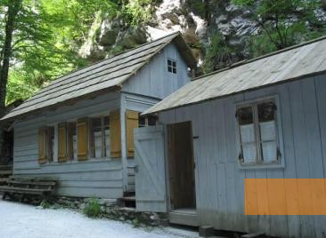 Bild:Bei Dolenji Novaki, 2007, Zur Gedenkstätte umgebaute Hütten des ehemaligen Lazaretts, Fototeka Cerkljanskega muzeja