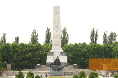 Bild:Berlin, 2015, Statue der »Mutter Heimat« und Obelisk, Stiftung Denkmal