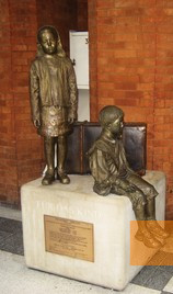 Bild:London, 2012, Denkmal »Für das Kind« von Flor Kent in der Bahnhofshalle, Stiftung Denkmal