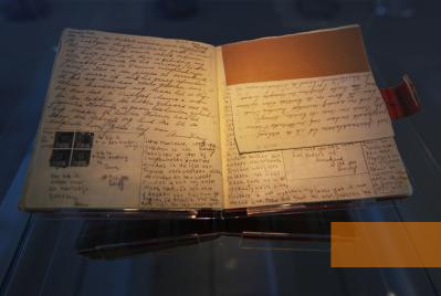 Bild:Amsterdam, 2010, Das erste Tagebuch Anne Franks, Anne Frank Huis, Cris Toala Olivares