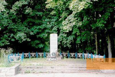 Bild:Tarnopol, 2005, Denkmal am Ort von Massenerschießungen, Stiftung Denkmal