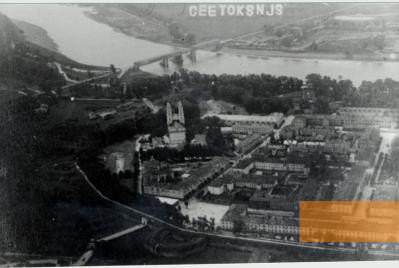 Bild:Dünaburg, 1930er Jahre, Luftaufnahme der Stadt mit Brücke über der Düna und der Festung im Vordergrund, Latvijas Valsts Kinofotofonodokumentu Arhīvs