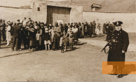 Bild:Lackenbach, 1940, Ein Polizist bewacht die Einweisung der Roma in das Lager, Sammlung Andreas J. Schröck