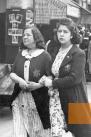 Image: Paris, June 1942, Jewish women wearing the Star of David, Bundesarchiv, Bild 183-N0619-506
