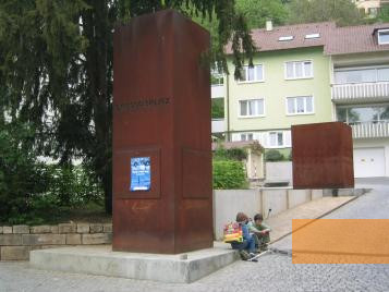 Bild:Tübingen, 2004, Denkmal Synagogenplatz, Stadtarchiv Tübingen, Udo Rauch