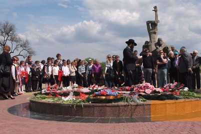 Bild:Rostow am Don, 2010, Gedenkveranstaltung am Denkmal, Jurij Dombrowskij