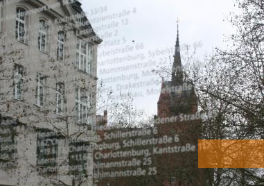 Image: Berlin, 2008, Detailed view of the Mirrored Wall Memorial with the reflected Steglitz townhall, Stiftung Denkmal, Anne Bobzin