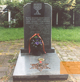 Bild:Brest, August 2004, Denkmal für die Opfer des Holocaust am Gelände des früheren Ghettos, Stiftung Denkmal
