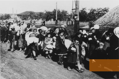 Bild:Kriwoj Rog, 15. Oktober 1941, Juden auf ihrem Weg zur Erschießung,  Landesarchiv Schleswig-Holstein