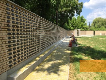 Image: Békéscsaba, 2017, The memorial wall, inaugurated in 2016, jewish-bekescsaba.com