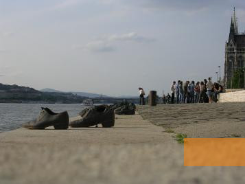 Image: Budapest, 2005, Shoes on the Danube Promenade, Stiftung Denkmal, Diana Fisch