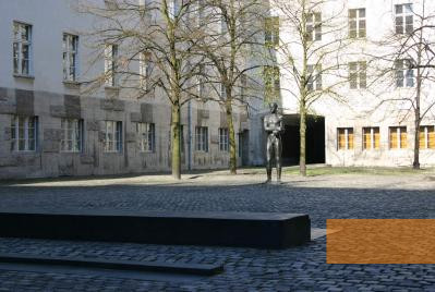 Image: Berlin, 2008, Commemorative courtyard in the Bendler Block, Stiftung Denkmal, Anne Bobzin