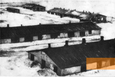 Bild:Charkow, 1942, Baracken im Gebiet des Traktorenwerkes, Rossijskij gosudarstwennij archiw kinofotodokumentow