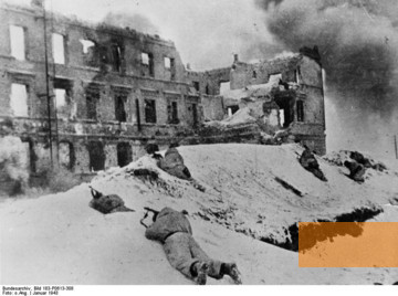 Image: Stalingrad, January 1943, Soviet soldiers engaging in house-to-house fighting, Bundesarchiv, Bild 183-P0613-308