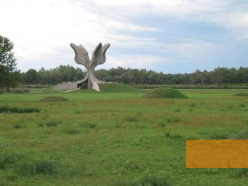 Bild:Jasenovac, 2007, Skulptur »Blume« von Bogdan Bogdanović auf dem historischen Gelände des Konzentrationslagers, Stiftung Denkmal, Stefan Dietrich
