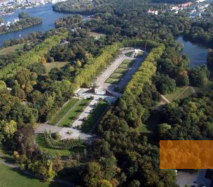 Image: Berlin, 2004, Aerial view of the war memorial complex, Senatsverwaltung für Stadtentwicklung, Philipp Meuser