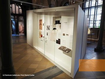 Image: Berlin, 2018, Display cabinet in the permanent exhibition, Stiftung Neue Synagoge Berlin – Centrum Judaicum, Henry Lucke 