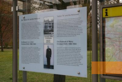 Image: Berlin, 2008, Information tablet at the bus stop, Stiftung Denkmal, Anne Bobzin