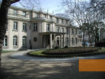 Bild:Berlin, 2002, Die Villa am Wannsee, Gedenkstätte Haus der Wannsee-Konferenz