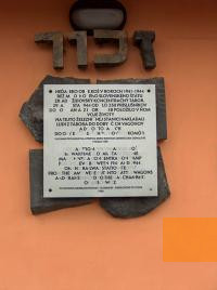 Image: Nováky, 2004, Memorial plaque at Nováky station, Stiftung Denkmal