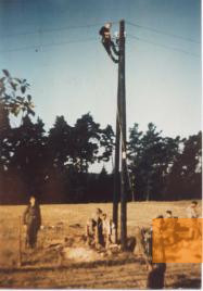 Image: Lieberose, 1944, Prisoners constructing the electric wire to Ullersdorf, Stiftung Brandenburgische Gedenkstätten