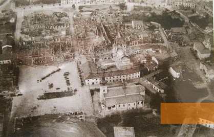Bild:Wieluń, 1939, Das nach dem Bombenangriff zerstörte Stadtzentrum, gemeinfrei