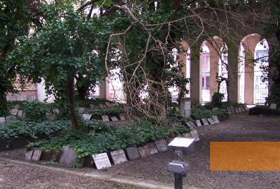 Image: Budapest, 2005, Mass graves and memorial plaques in the courtyard of the synagogue, Stiftung Denkmal