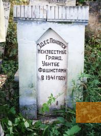 Image: Orhei, 2005, Memorial stone on the Jewish cemetery: »Here lie unknown citizens who were murdered by the Fascists in 1941«, Stiftung Denkmal