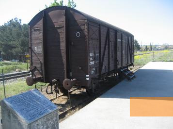 Image: Les Milles, 2008, Historical train car of the French state railway, memorial stone in front, Stiftung Denkmal