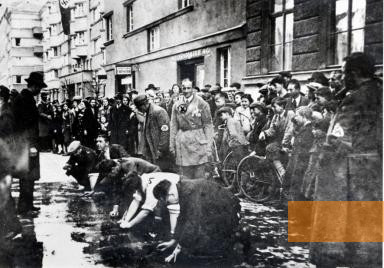 Image: Vienna, March 1938, Members of the NSDAP force Jews to scrub political slogans off the street, Dokumentationsarchiv des österreichischen Widerstandes