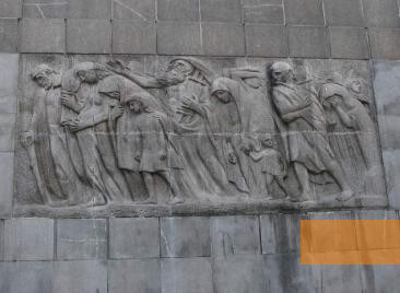 Image: Warsaw, 2006, Relief on the back of the memorial, Georg Mayr