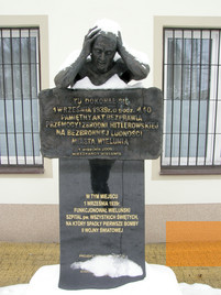 Bild:Wieluń, 2010, Denkmal am Standort des zerstörten Allerheiligen-Krankenhauses, Marcin W.