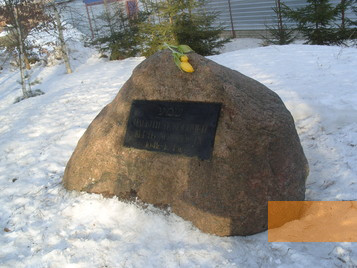 Bild:Luchnowo bei Pleskau, 2013, Der 2003 aufgestellte Gedenkstein für die Opfer des Holocaust, L. F. Rusanowa
