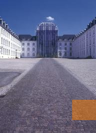 Bild:Saarbrücken, 1994, Platz des unsichtbaren Mahnmals mit dem Mittelbau des Schlosses im Hintergrund, Stadtverband Saarbrücken, Christof Kiefer