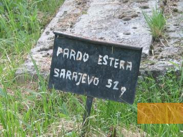 Bild:Diakowar, 2007, Grab der im Lager im Alter von 52 Jahren verstorbenen Estera Pardo aus Sarajewo, Stiftung Denkmal, Stefan Dietrich